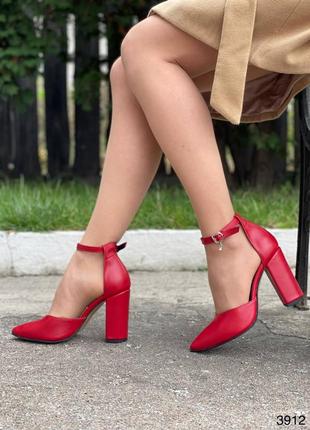 Туфли из натуральной кожи красные с ремешком на каблуке8 фото