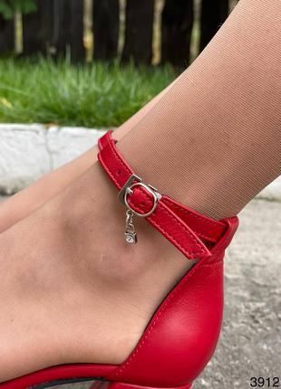 Туфли из натуральной кожи красные с ремешком на каблуке7 фото