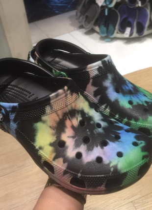 Crocs tie-dye graphic clog класичні клоги крокс5 фото