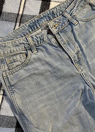 Джинси світлі блакитні. з диркою на коліні