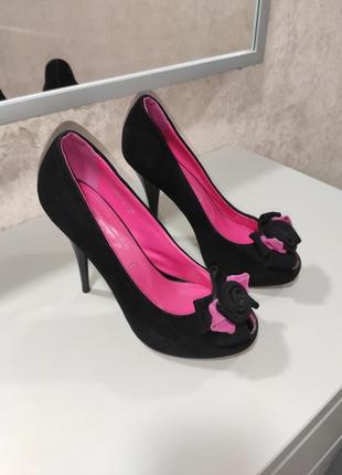 Замшеві туфлі на підборах чорні с рожевим5 фото