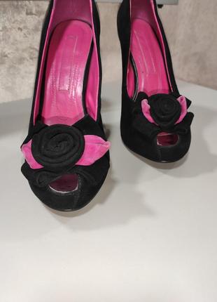 Замшеві туфлі на підборах чорні с рожевим4 фото