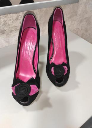 Замшеві туфлі на підборах чорні с рожевим2 фото
