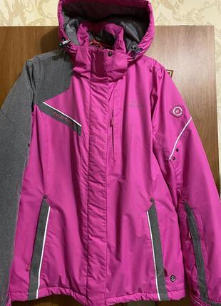 Женская лыжная куртка фирмы freever.