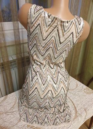 Бежевое блестящее платье с пайетками, геометрический принт3 фото