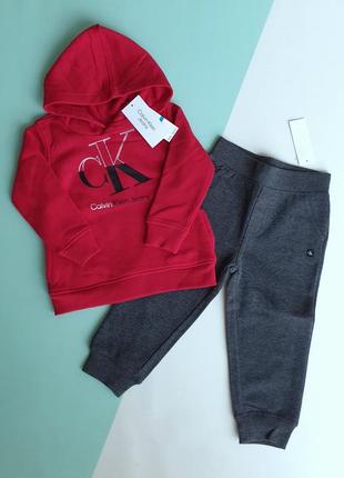 Утеплений легким флісом костюм calvin klein

 🛍в наявності: 
✅ 24 міс (91-97)1 фото