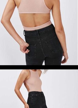 Нюдовый боди с разрезом на спине и вырезом халтер