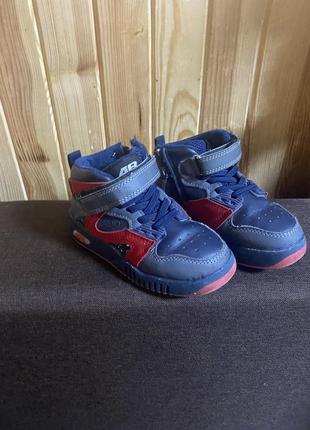 Спортивні кросовки