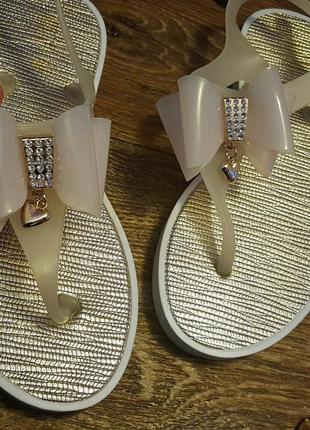 Стильні силіконові босоніжки молочні 35 і 36 р3 фото