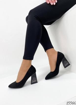 Черные замшевые туфли лодочки на высоком толстом блестящем каблуке с острым носком со стразами в стразах3 фото