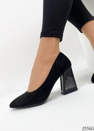 Черные замшевые туфли лодочки на высоком толстом блестящем каблуке с острым носком со стразами в стразах2 фото