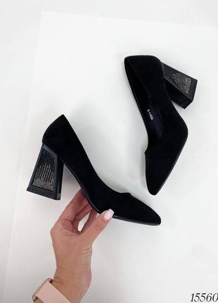 Черные замшевые туфли лодочки на высоком толстом блестящем каблуке с острым носком со стразами в стразах7 фото