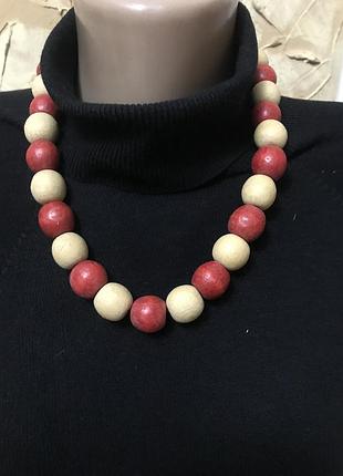 Яркие деревянные бусы