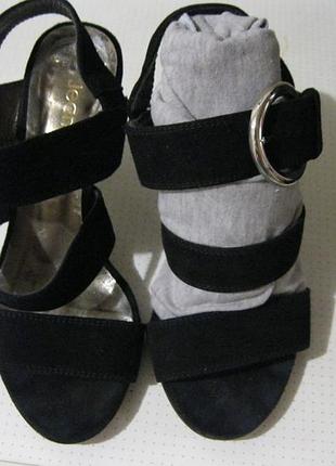 Продам босоніжки під замш