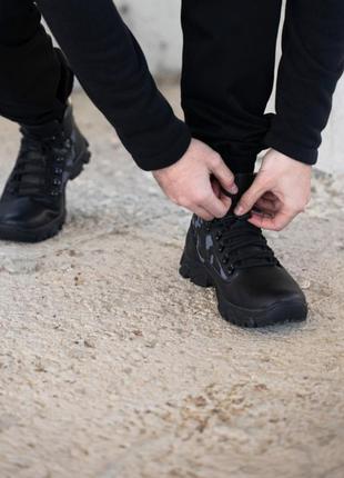 Черные кожаные ботинки на меху в стиле милитари