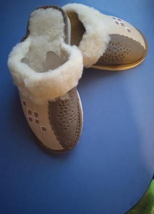 Кожаные женские тапочки на овчине