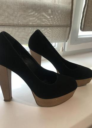 Туфлі чорного кольору