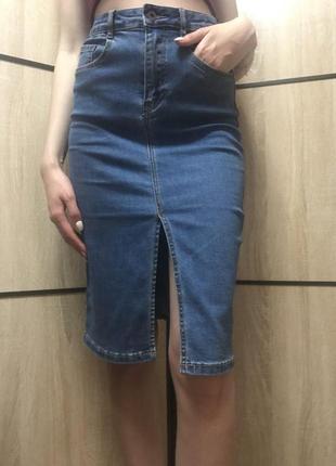 Джинсовая юбка с разрезом спереди1 фото