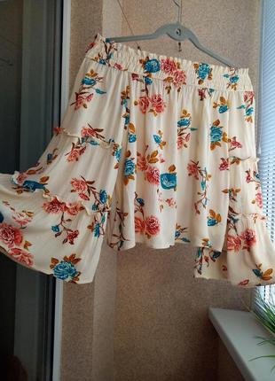 Красивая блуза на плече в цветочный принт из натуральной ткани