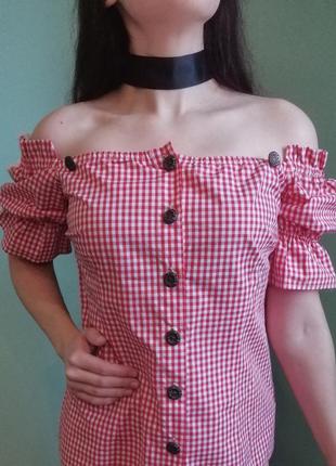 Блузка-топ на пуговичках с вырезом кармен