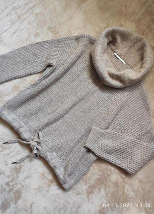 Об'ємний светр з опущеною лінію плечі.