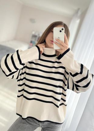 Чорно-білий светр у смужку1 фото