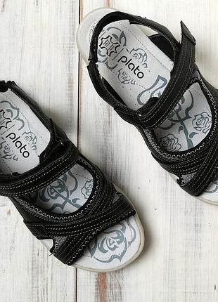 Сандалии на кожаной стельке.