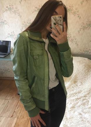 Зелена кожанка