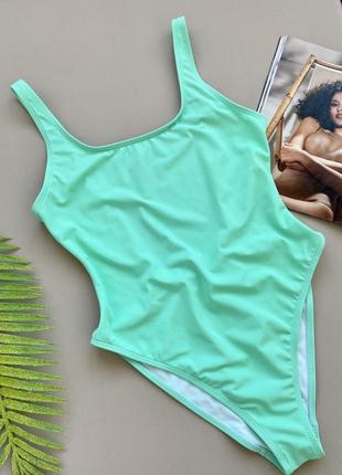Світло зелений суцільний купальник з вирізом каре