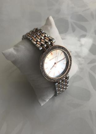 Женские наручные металлические часы серебристые с розовым золотом3 фото