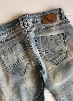 Стильные рваные джинсы на худышку3 фото