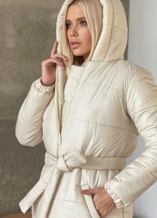 Женская молочная длинная теплая куртка с капюшоном4 фото