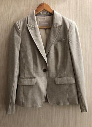 Бежевый очень красивый пиджак banana republic,  (122-578)