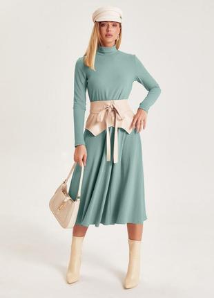 Трикотажне базове плаття-міді в рубчик з коміром і вставкою на спідниці м'ята бірюзове2 фото