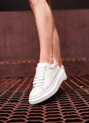Жіночі якісні лаковані кремові кросівки mcqueen white crema