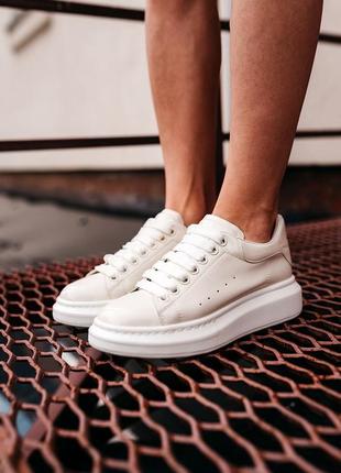 Женские качественные лакированные кремовые кроссовки mcqueen white crema4 фото