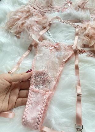 Комплект сексульної білизни з пір'ям, мереживна білизна з поясом та гартерами4 фото