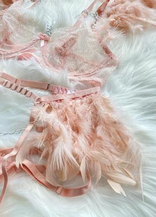 Комплект сексульної білизни з пір'ям, мереживна білизна з поясом та гартерами2 фото