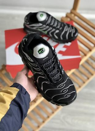 Чоловічі кросівки nike air max tn+. колір чорний з срібним