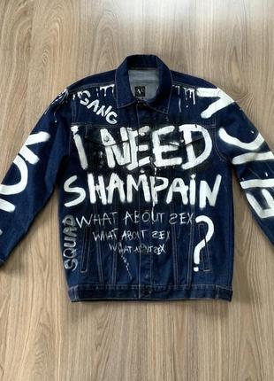 Мужская молодёжная джинсовая удлинённая куртка с принтом v brand