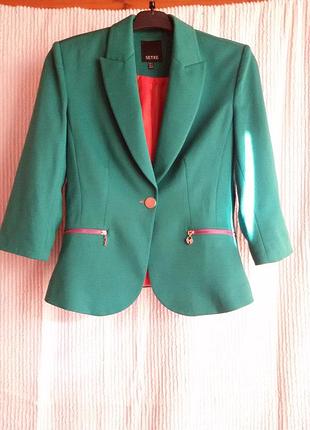 Стильний яскравий піджак