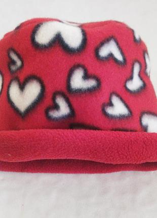 Яркая флисовая шапка в сердечки