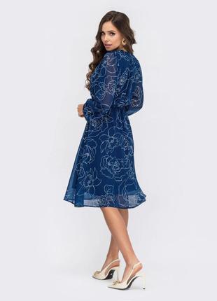 Шифонове плаття у великий квітчастий принт з вирізом синє3 фото