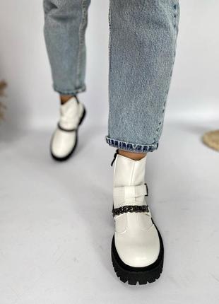 Стильние демисезонные белые сапоги с цепью и пряжкой ботинки весна осень деми цепочка 39 38 размер скидка распродажа3 фото