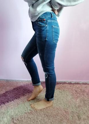 Отличные синие джинсы с порезами на коленях, с дырками2 фото