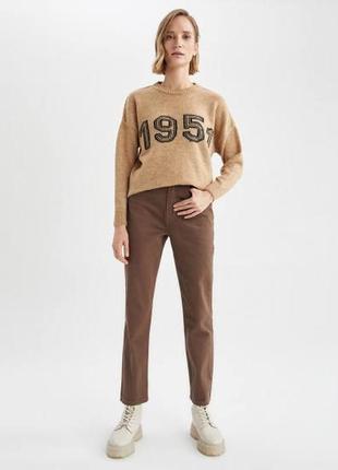 Коричневые джинсы