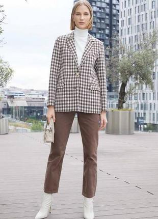 Коричневые джинсы