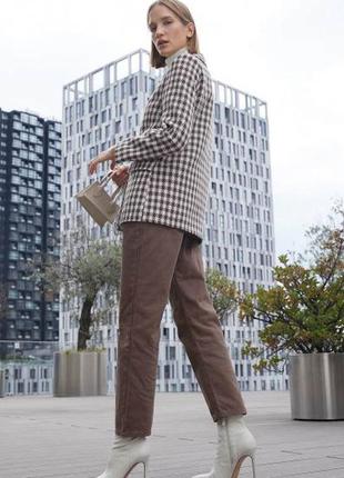 Коричневые джинсы