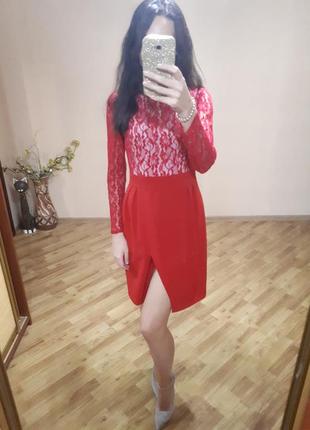Шикарное нарядное красное платье с разрезом дорогого бренда zaldiz