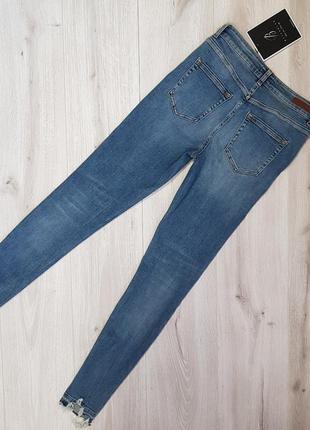 Джинсы pieces s,синие джинсы с обтрепаным низом,джинсы с необработанным низом5 фото
